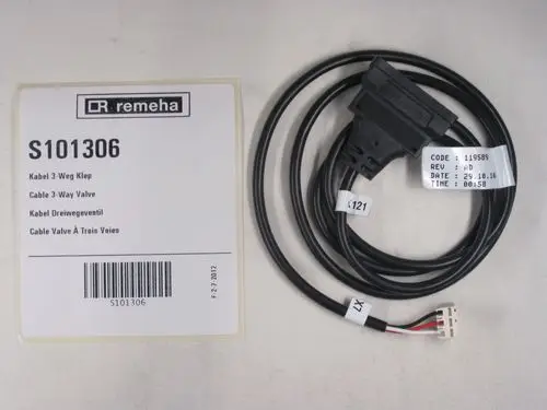 Kabel mit Stecker für ein Remeha Dreiwegeventil, beschriftet mit Artikelnummer und weiteren Identifikationsdaten, auf einem hellen Untergrund.
